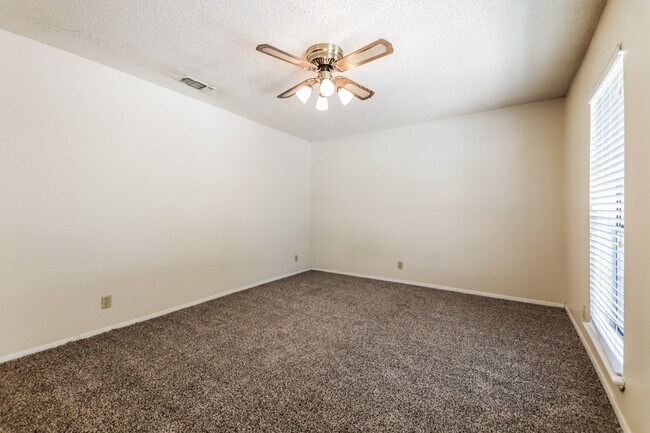 Building Photo - Charming 2BR/1BA Sherman Townhome with Private Fenced Backyard – Move-In Ready