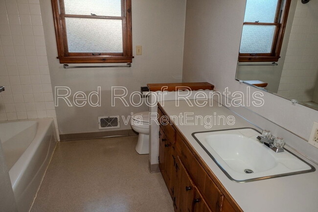 Building Photo - 815 Maywood Ln