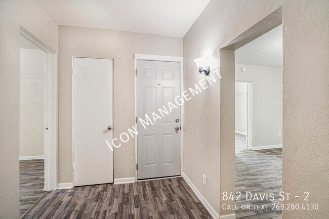 Building Photo - 842 Davis St