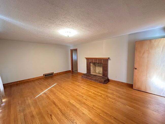 Building Photo - Graham area