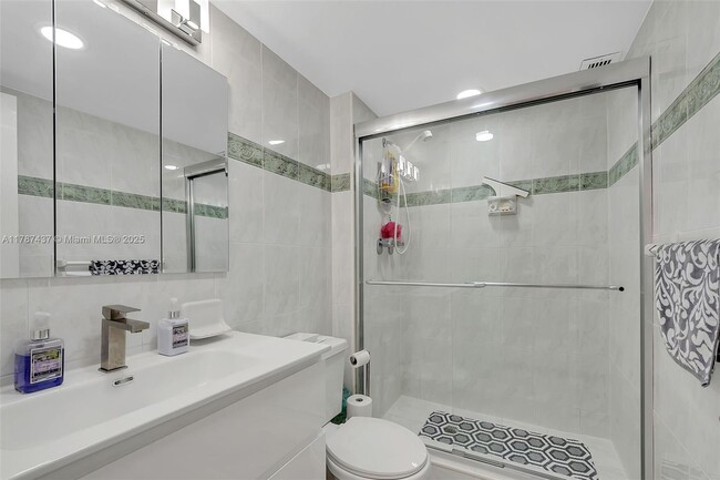 Building Photo - 3140 S Ocean Dr