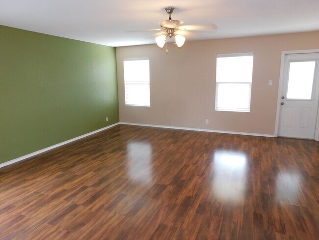 Building Photo - Beautiful, spacious 4 bedroom, 2.5 bath ho...