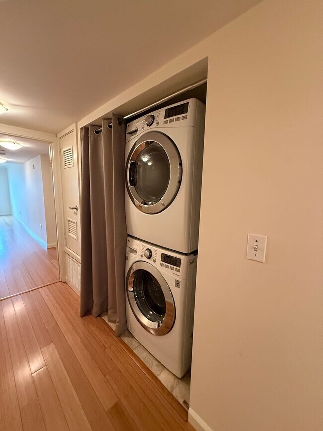 Building Photo - Beautiful Spacious 2 Bedroom/2 Bath Condo