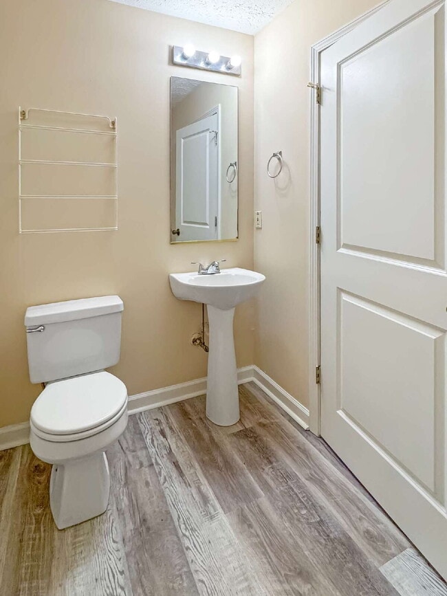 Building Photo - Duplex in Flowery Branch Available Immediately