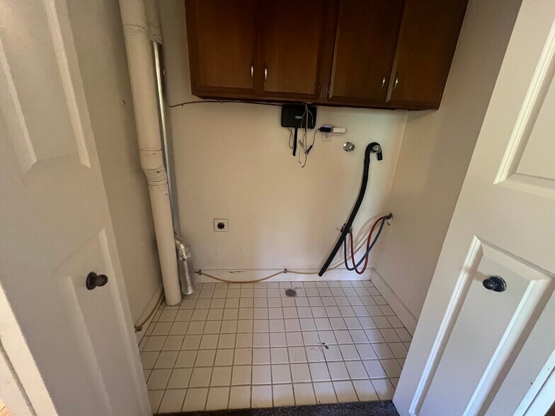 Laundry Hookups - 245 Cherry Hill Dr
