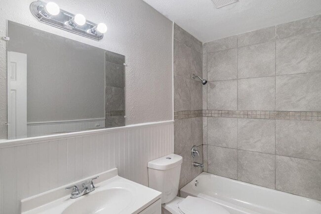 Building Photo - PRICE JUST REDUCED 3/2/1 1389 Sq. Ft. on a...