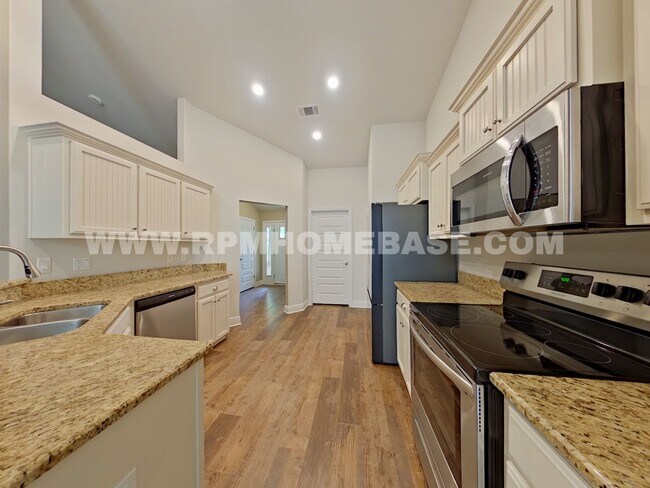 Building Photo - 5820 Crestlake Dr