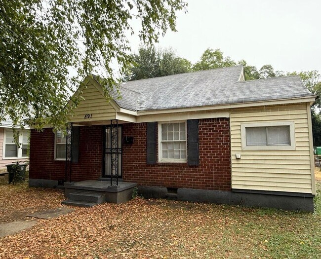 Primary Photo - Great family-friendly home with 3 beds and...