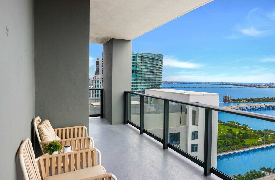 Building Photo - 601 NE 1st Ave