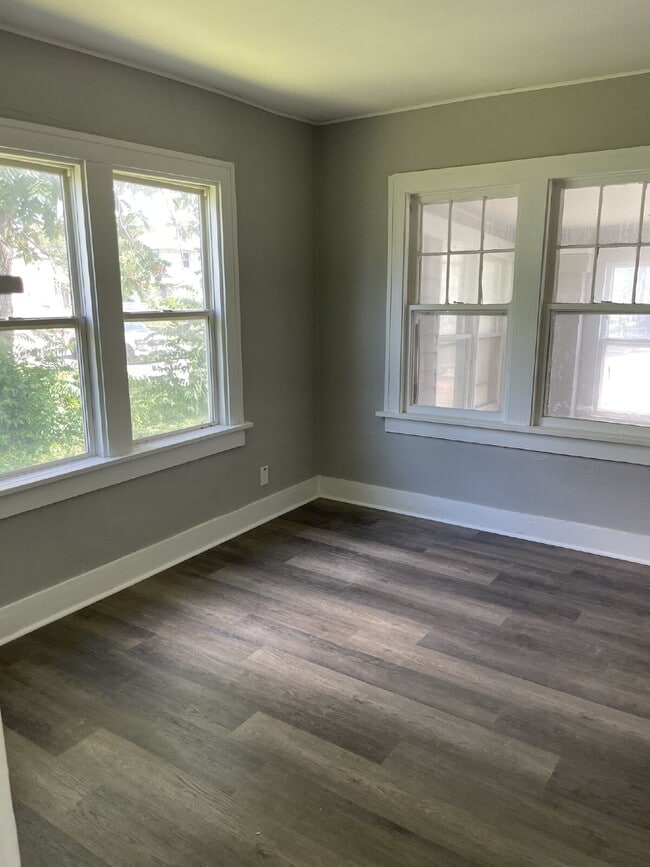 Building Photo - Newly Renovated 2 bedroom / 1 bathroom hou...