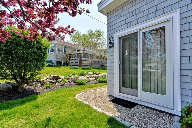 Building Photo - WINTER RENTAL: Two Beaches Cottage