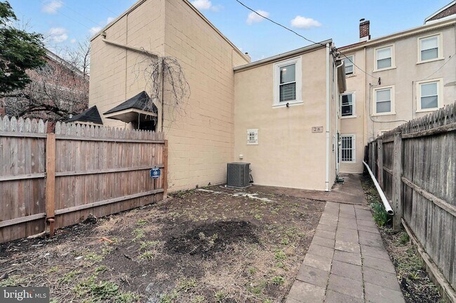 Building Photo - 28 W Airy St