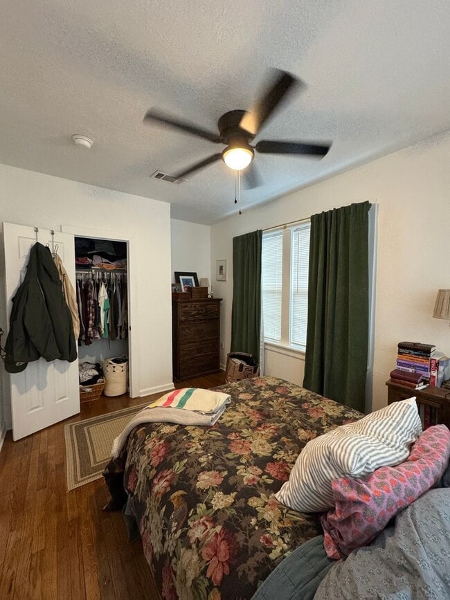 Building Photo - August Move-In! Charming 2/1 house near Do...