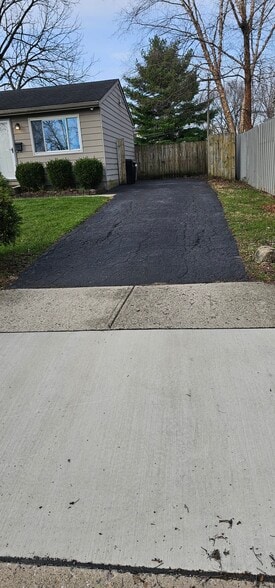 Driveway fits 3 cars - 6083 Bolamo Ct