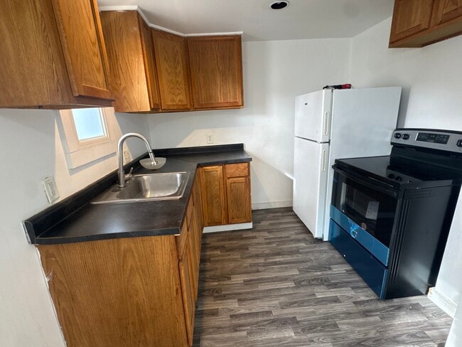 Building Photo - 635 S Union St