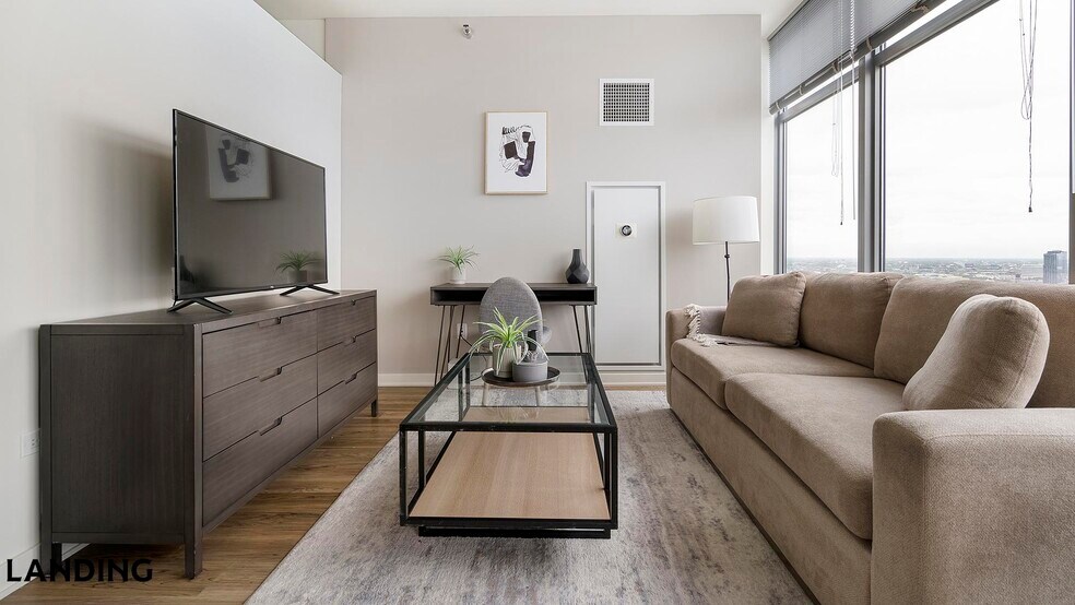 Building Photo - 347 W Chestnut St