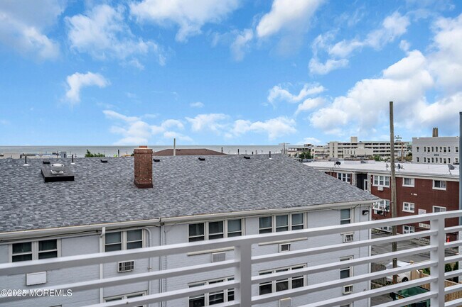 Building Photo - 218 3rd Ave