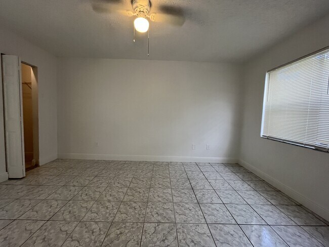 Building Photo - 842 NE 209th St