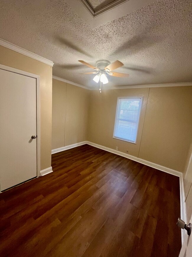 Building Photo - 3 Bed/1 Bath Home
