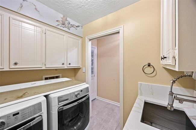 Building Photo - 10703 Cypresswood Dr