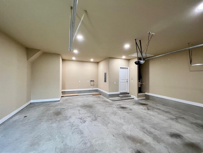 Building Photo - 8712 Vantage Point Dr