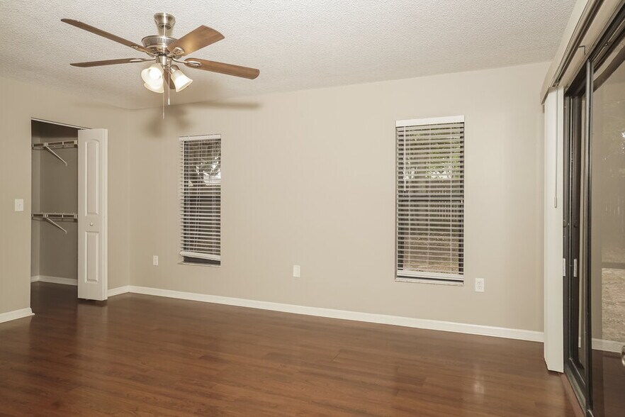 Building Photo - 5785 Colonial Oaks Blvd