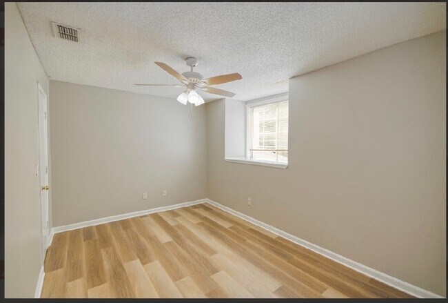 Building Photo - Fully renovated 3 BR/ 2 BA townhome off of Capital Park Circle