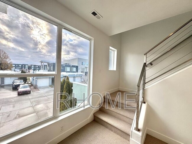 Building Photo - 10384 S Clarks Hill Dr