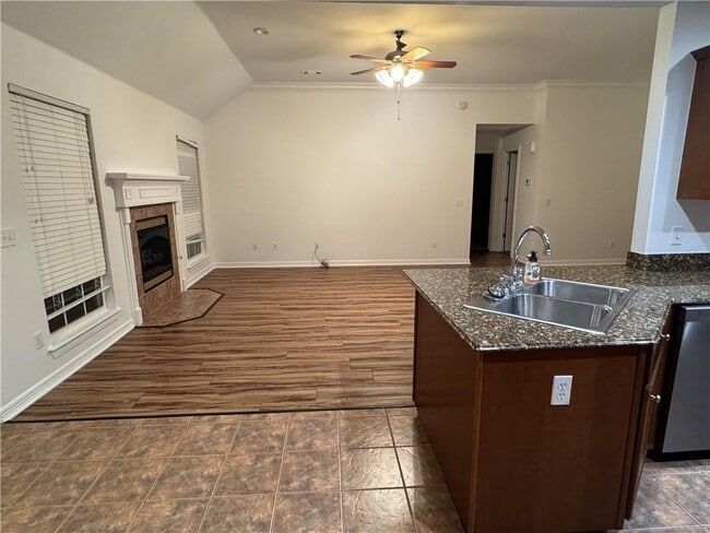 Building Photo - 285 Carrington Ave