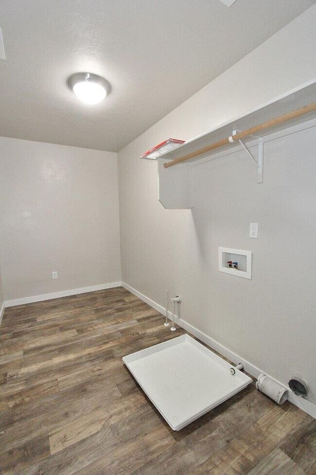 Building Photo - Spacious Home in Quiet Neighborhood