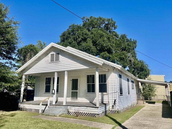 Building Photo - 452 Bernardo St