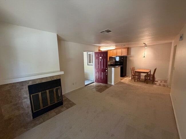 Building Photo - 2 Bedroom / 1 Bathroom | Upstairs Condo Available Now