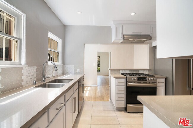 Building Photo - 342 N Orange Dr