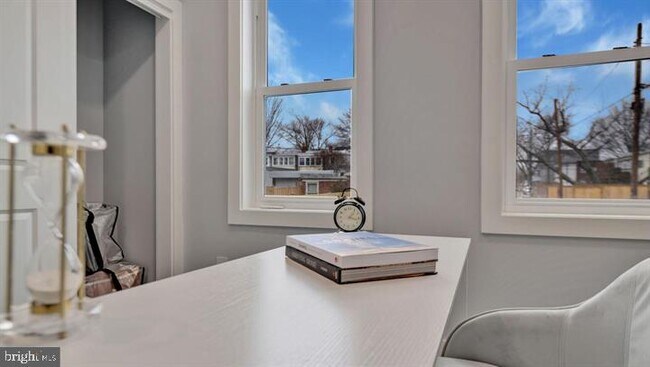 Building Photo - 413 Ingraham St NW
