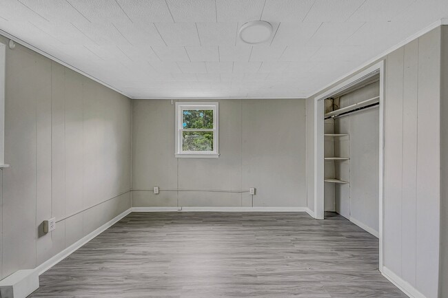 Building Photo - 401 McLean St