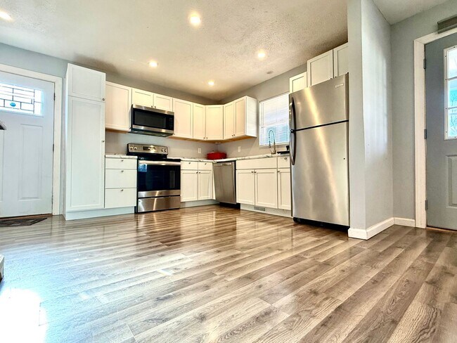 Building Photo - 424 N Hay St