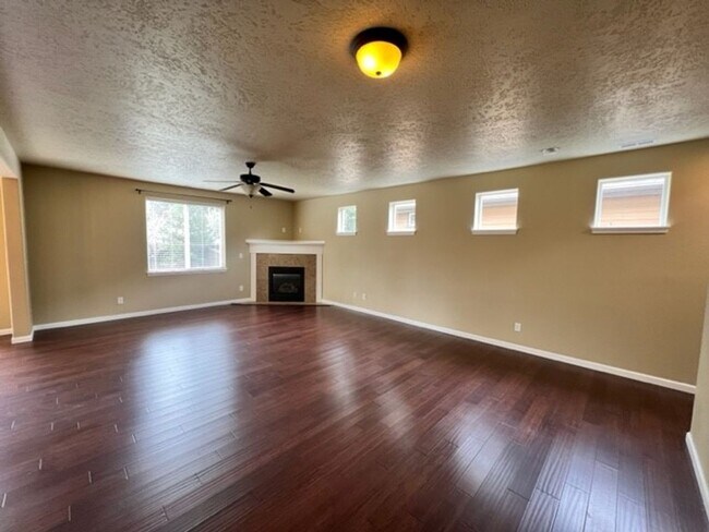 Building Photo - Three Bedroom in SW Bend Aspen Rim Neighborhood