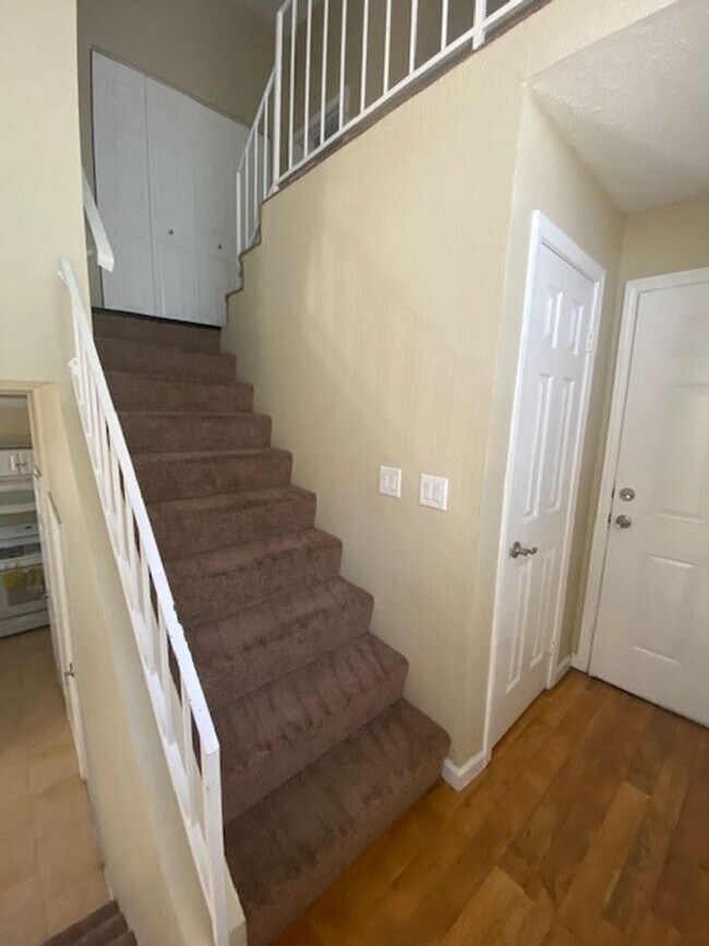 Building Photo - Stylish 2-Bed Townhome with Loft & Dual Pr...