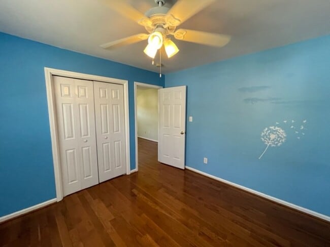 Building Photo - Amazing Hillsborough Home!
