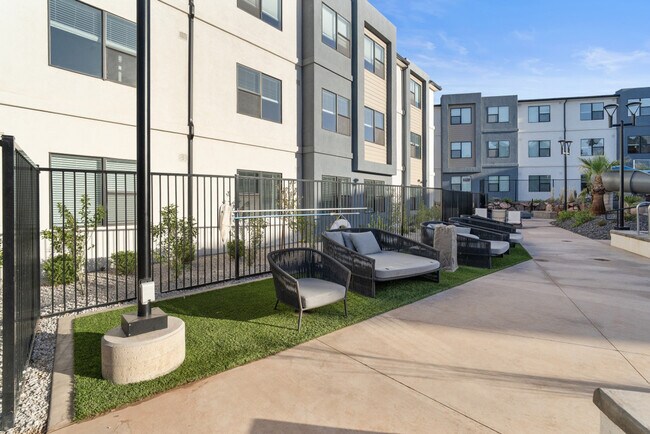 Building Photo - 206 N Chapparell Dr