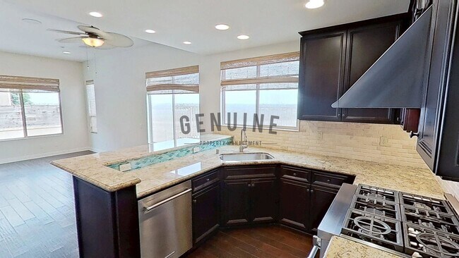 Building Photo - Spacious 3Bd 2.5Ba 2 Story Home w/ Fabulou...