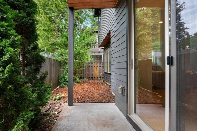 Building Photo - Modern Elegance! Eastmoreland Stunner! Pre...