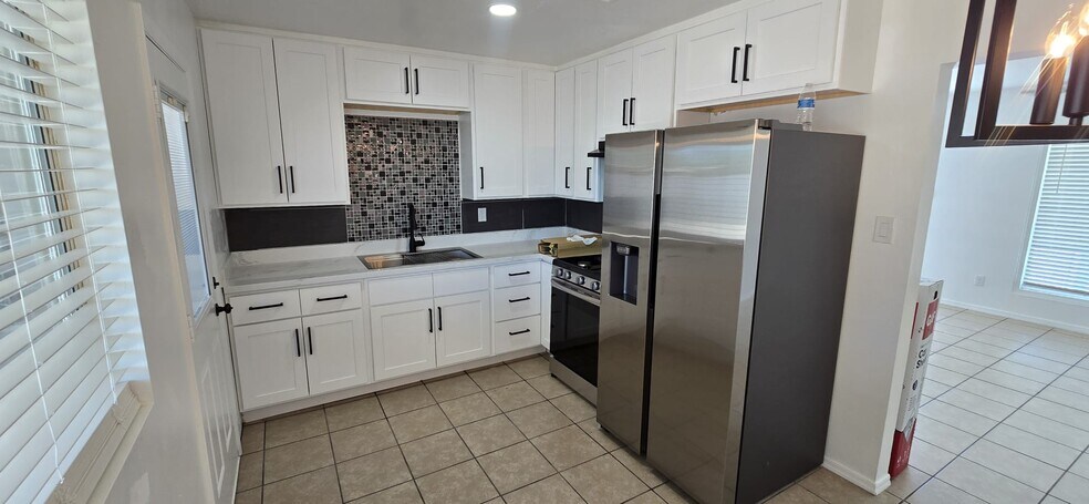 Primary Photo - 1302 E Morrison St