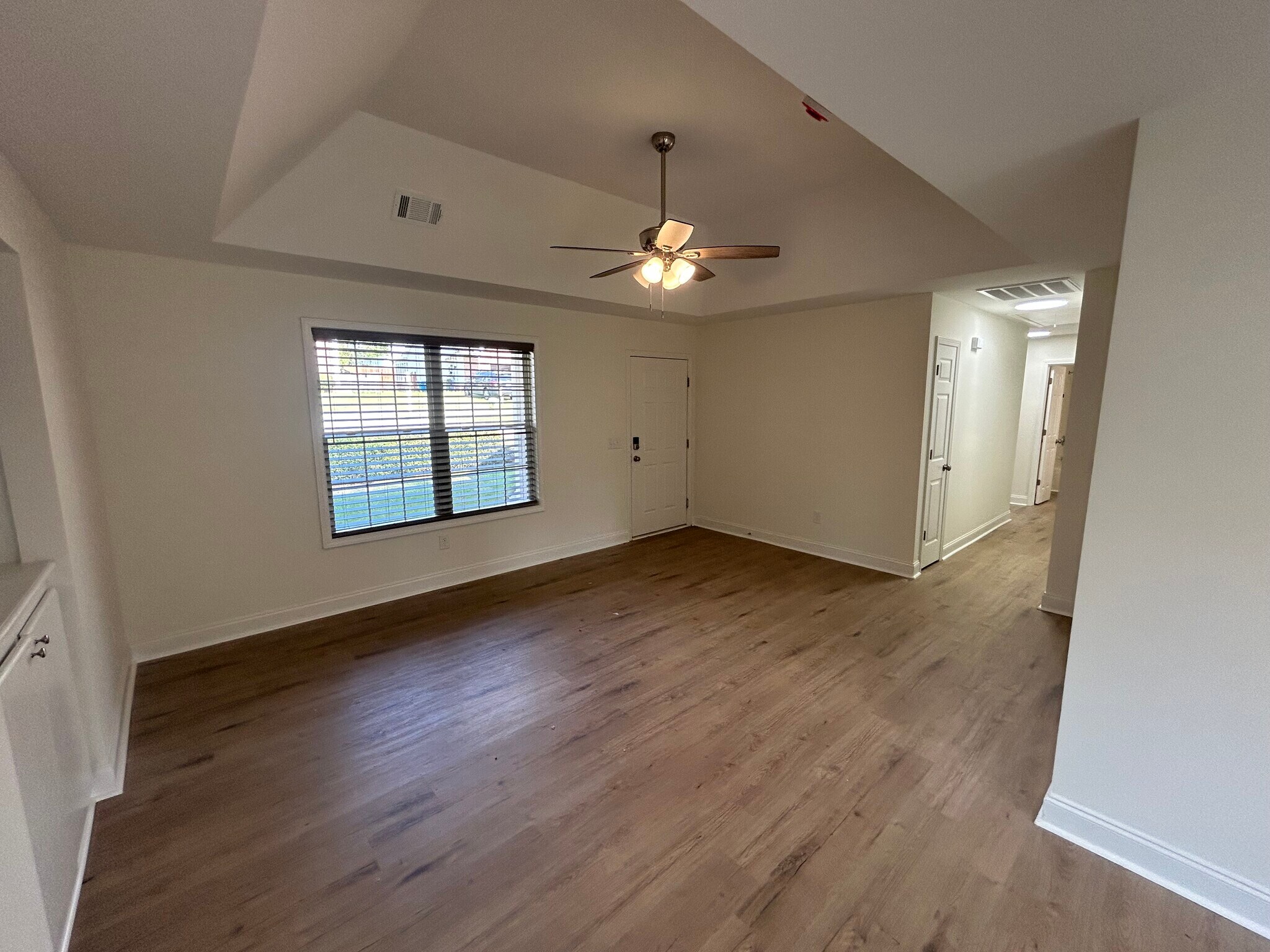 Building Photo - 151 Whispering Glen Cir