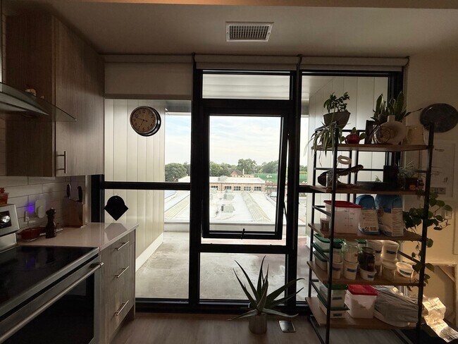 Building Photo - 835 Lake St