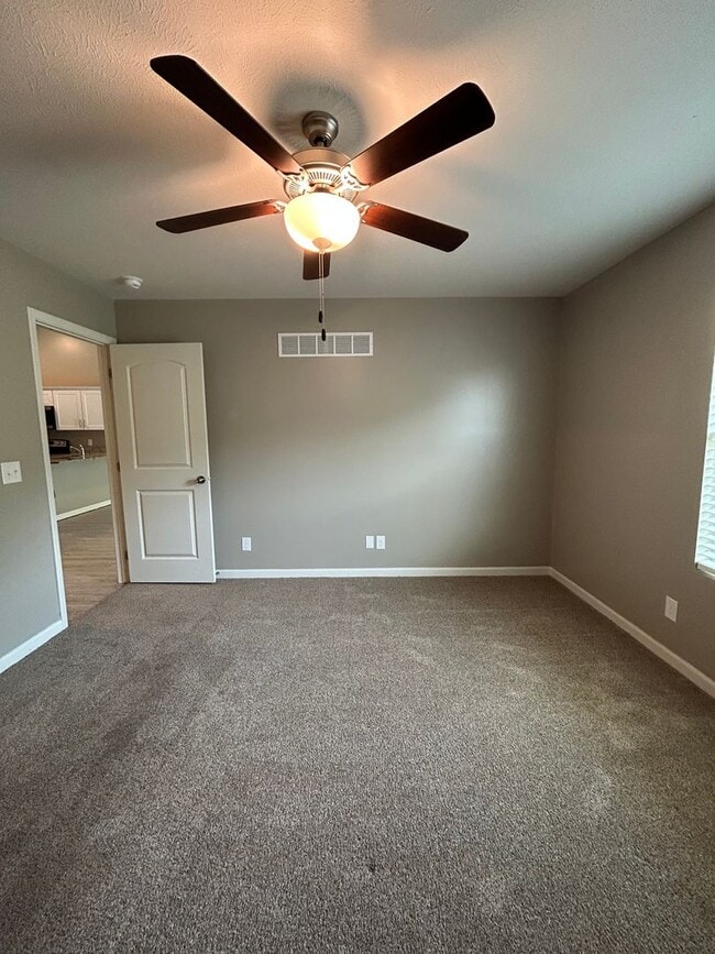 Building Photo - Spacious 4 Bedroom Duplex Near Village Pointe