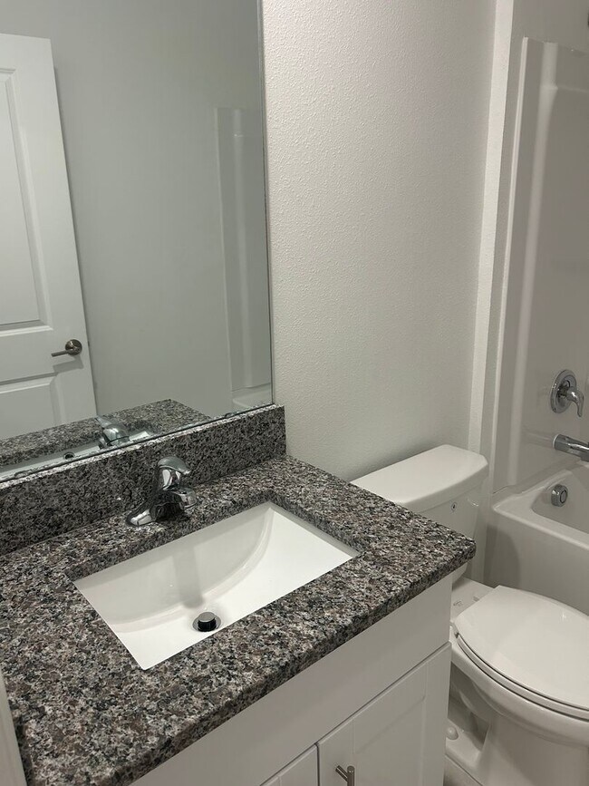 Building Photo - ****PRICE REDUCTION****    Ready for immed...