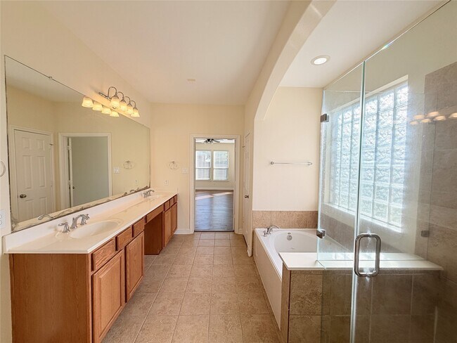 Building Photo - 28015 Silverstream Ct