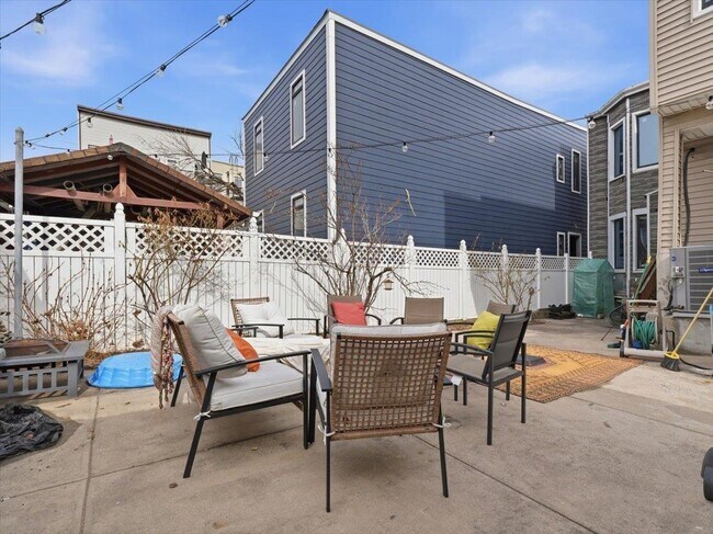 Building Photo - 207 19th St