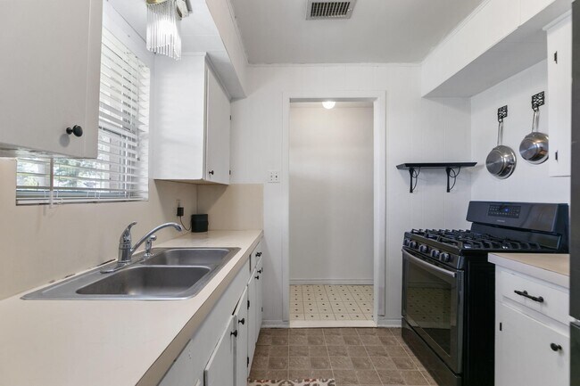 Building Photo - 812 Coolidge St